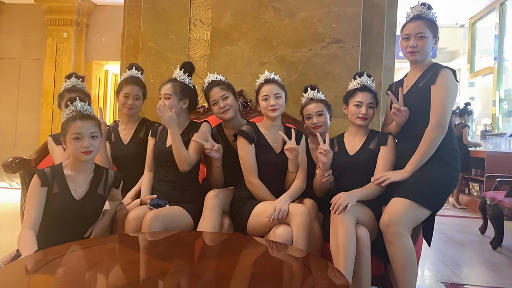 山西华纳商务服务有限公司礼仪团队合影